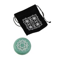 1pce Green Heart Chakra Symbol Pebble Stone with Velvet Gift Bag
